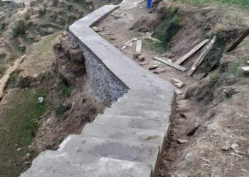 गाउँ जोड्ने गोरेटो बाटो निर्माणमा  तिब्रता ।