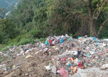 जंगलमै फाल्छ खाँडाचक्र नगरपालिकाले बजारको फोहोर